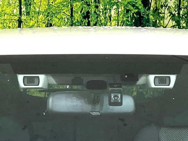 【アイサイトVer3】前方の車両等を検知し、衝突しそうな時は警報で注意を促し、ブレーキを踏む力をサポート。ブレーキを踏めなかった場合は衝突被害軽減ブレーキが作動、衝突回避をサポートします。