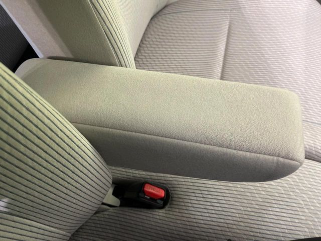 【アームレスト】運転中の身体の負担を軽減してくれるアームレストを装備♪