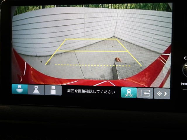 【バックカメラ】駐車時に後方がリアルタイム映像で確認できます。大型商業施設や立体駐車場での駐車時や、夜間のバック時に大活躍!運転スキルに関わらず、今や必須となった装備のひとつです!