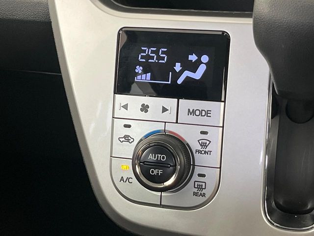 【オートエアコン】一度お好みの温度に設定すれば、車内の温度を検知し風量や温度を自動で調整。暑い&hellip;寒い&hellip;と何度もスイッチ操作をする必要はありません。快適な車内空間には必須の機能ですね♪
