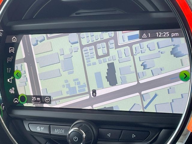 ●純正ナビ:一体感のあるナビは、高級感ある車内を演出してくれます。オーディオ機能も充実しておりますので、運転もより楽しめます♪
