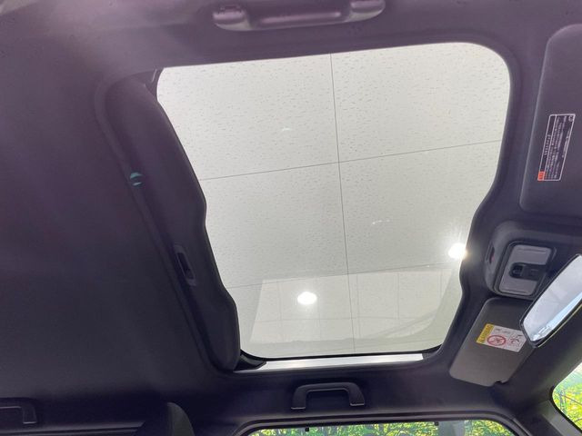 【ガラスルーフ】ガラスルーフ搭載で車内の解放感が一気にアップ!開放的なドライブをお楽しみいただけます。
