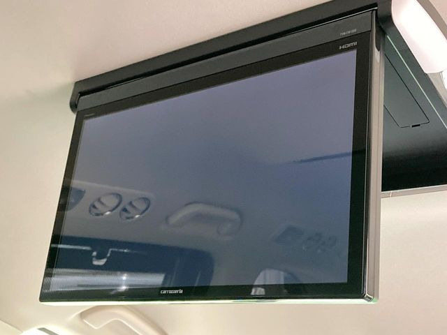 【後席モニター】家族や友人とお出かけする機会が多い方に大人気の後席モニターを装備!見やすい位置に画面がありテレビやDVDの視聴も快適!友達もお子様も、後席にしか乗らなくなるかも??