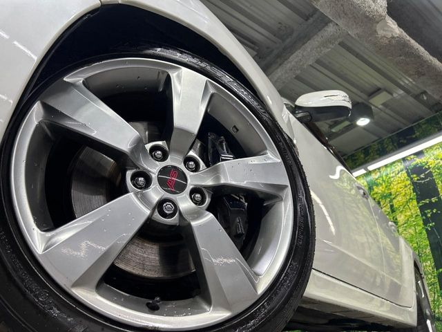 �y�O���[�h��p����18�C���`�A���~�z�C�[���z�f�U�C�����̍��������A���~�z�C�[���𑕒����Ă���܂��B�e��ЊO�A���~�z�C�[����A�X�^�b�h���X�^�C�����戵�����Ă���܂��B���񂲑��k����������
