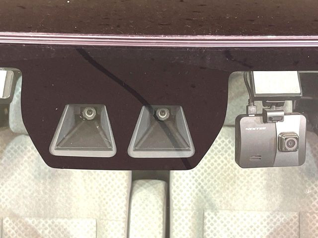 【スマートアシスト】走行中に前方の車両等を認識し、衝突しそうな時は警報とブレーキで衝突回避と被害軽減をアシスト。より安全にドライブをお楽しみいただけます。