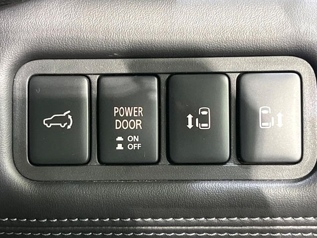 【両側パワースライドドア】スマートキーや運転席のスイッチで後席両側スライドドアの開閉が可能♪電動だから力を入れてドアを開ける必要が無く、小さなお子様でも簡単に開け閉めでき快適です♪