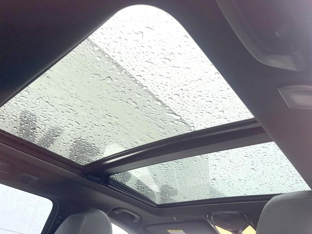 ●サンルーフ:開放感たっぷりの希少装備、サンルーフが装着されています!車内に明かりを取り入れたり景色を楽しむ以外にも、車内の空気も簡単に換気できて快適です!