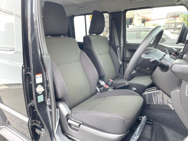 運転席シート廻りは使用感も少なく、良好な状態となっています。前オーナー様が丁寧に使っていたことがよくわかりますね。