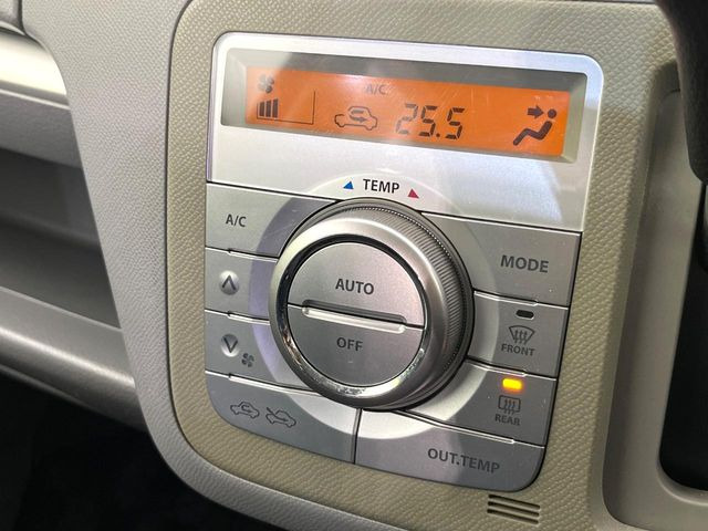 【オートエアコン】一度お好みの温度に設定すれば、車内の温度を検知し風量や温度を自動で調整。暑い&hellip;寒い&hellip;と何度もスイッチ操作をする必要はありません。快適な車内空間には必須の機能ですね♪