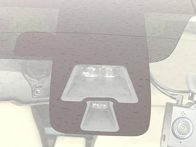 【エマージェンシーブレーキ】走行中に前方の車両等を認識し、衝突しそうな時は警報とブレーキで衝突回避と被害軽減をアシスト。より安全にドライブをお楽しみいただけます。
