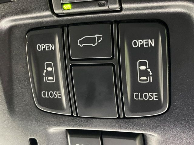 【両側パワースライドドア】スマートキーや運転席のスイッチで後席両側スライドドアの開閉が可能♪電動だから力を入れてドアを開ける必要が無く、小さなお子様でも簡単に開け閉めでき快適です♪