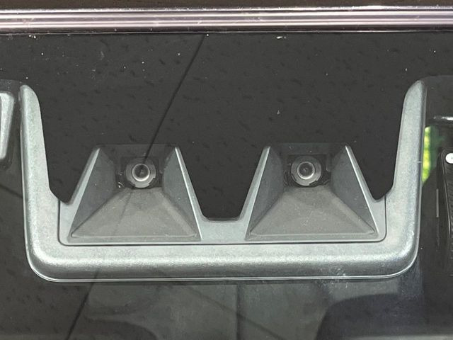 【スマートアシスト】走行中に前方の車両等を認識し、衝突しそうな時は警報とブレーキで衝突回避と被害軽減をアシスト。より安全にドライブをお楽しみいただけます。