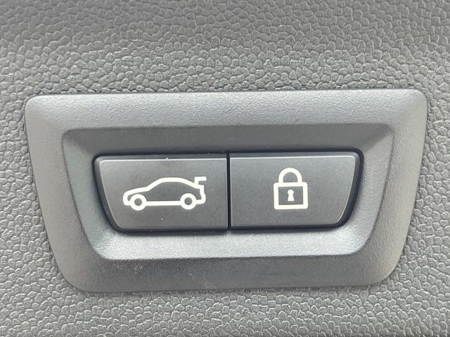 ●電動リアゲート:ワンタッチでリアゲートの開閉ができ、荷物などで両手が塞がっている状態でも簡単に開閉ができる便利機能です。