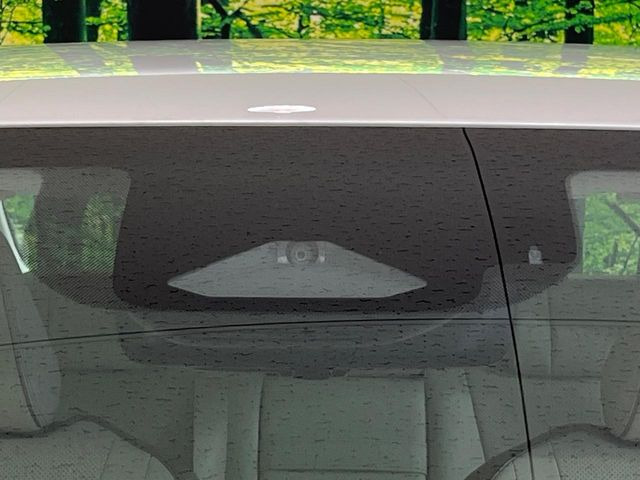 【プリクラッシュセーフティ】前方の車両等を検知し、衝突しそうな時は警報で注意を促し、ブレーキを踏む力をサポート。ブレーキを踏めなかった場合は衝突被害軽減ブレーキが作動、衝突回避をサポートします。