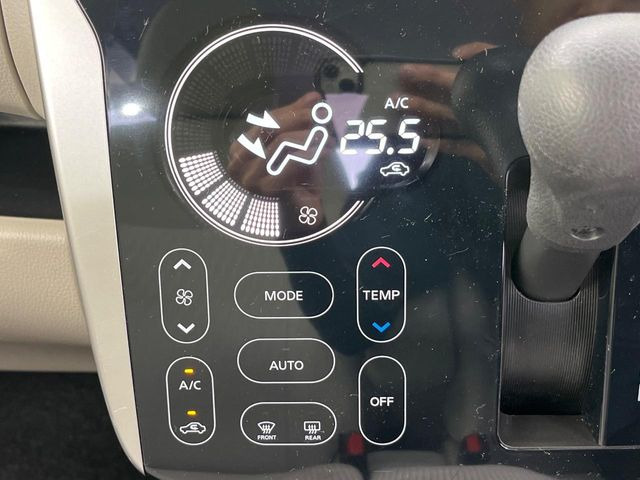 【オートエアコン】一度お好みの温度に設定すれば、車内の温度を検知し風量や温度を自動で調整。暑い&hellip;寒い&hellip;と何度もスイッチ操作をする必要はありません。快適な車内空間には必須の機能ですね♪