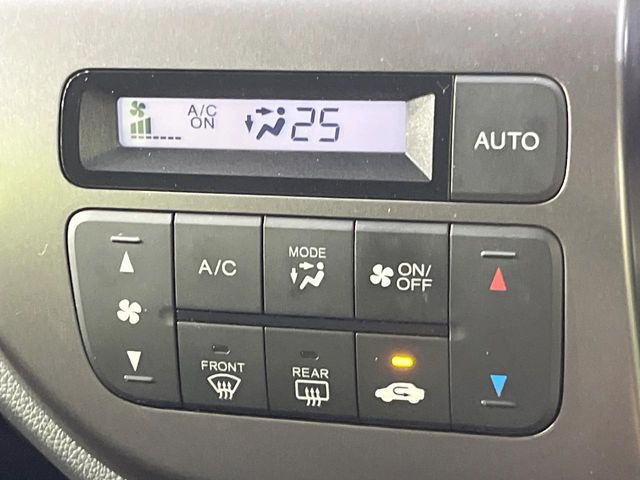 【オートエアコン】一度お好みの温度に設定すれば、車内の温度を検知し風量や温度を自動で調整。暑い&hellip;寒い&hellip;と何度もスイッチ操作をする必要はありません。快適な車内空間には必須の機能ですね♪