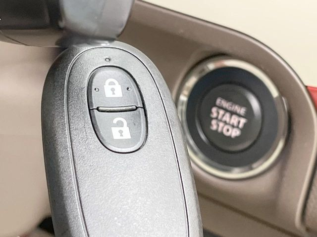【キーレススタートシステム】カバンやポケットに入れたままでもドアの施錠・解錠が可能なスマートキーを装備。エンジンのオン・オフ時もカギを取り出す必要が無いからとっても便利です♪