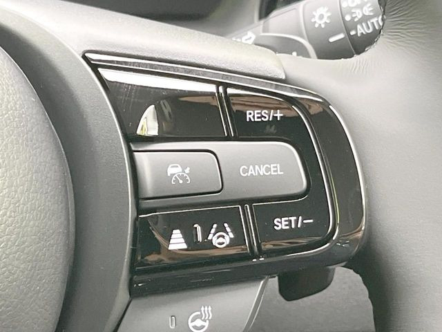 【アダプティブクルーズコントロール】高速道路での長距離走行が楽に!!自動で速度を保つクルーズコントロールが、衝突軽減システムと連携し、前方の車両を感知して車間を保つように速度調節してくれます!!
