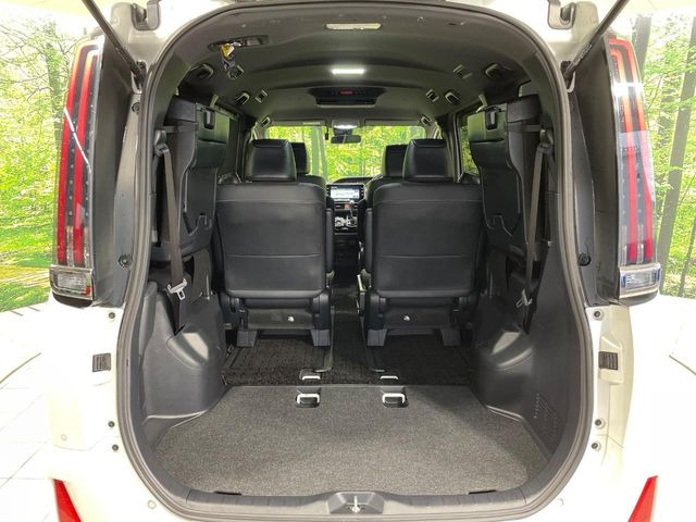 後席を格納すると、これだけの広さが!シーンに合わせたシートアレンジで、大きな荷物も積むことが出来ます♪