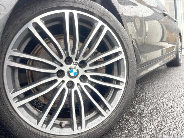 ●純正19インチアルミホイール:輸入車ならではの卓越した走りを支えるホイールと足回りです!日本車の走りに慣れている方にもぜひ体感して頂きたいほど、高いレベルでまとまっています!