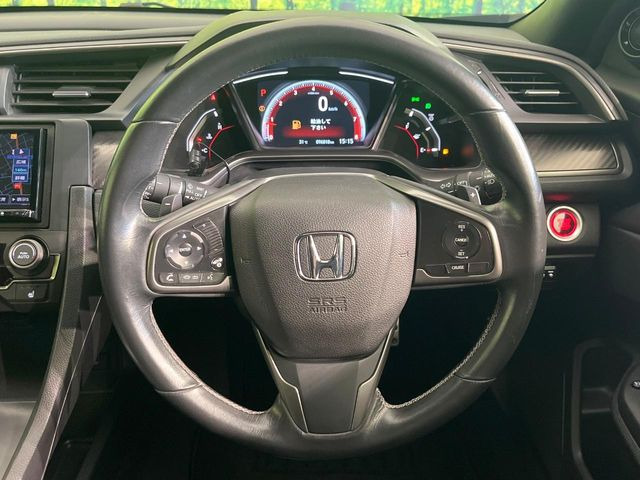 インテリアに合わせたデザインのステアリングは、運転される方のことも考え、運転しやすい形状、大きさです。是非一度、実際に触ってお確かめください。