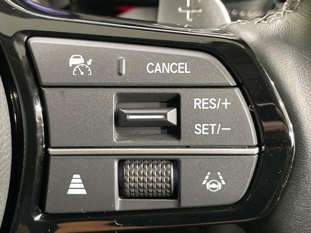 【アダプティブクルーズコントロール】高速道路での長距離走行が楽に!!自動で速度を保つクルーズコントロールが、衝突軽減システムと連携し、前方の車両を感知して車間を保つように速度調節してくれます!!