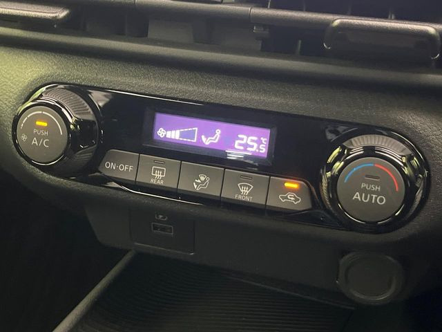 【オートエアコン】一度お好みの温度に設定すれば、車内の温度を検知し風量や温度を自動で調整。暑い&hellip;寒い&hellip;と何度もスイッチ操作をする必要はありません。快適な車内空間には必須の機能ですね♪