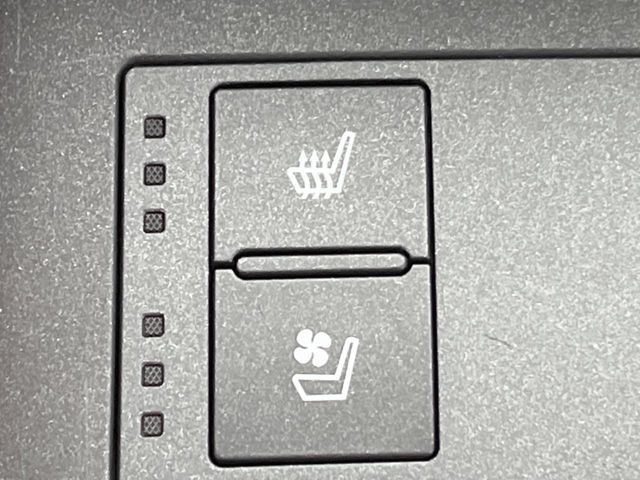 【シートヒーター&ベンチレーション】夏場は涼しい風でお尻や背中の熱やムレを防ぎ、冬はエアコンよりも早く温まってポカポカに!季節を問わず快適に過ごせます。