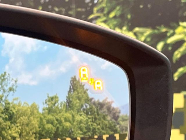 【ブラインドスポットモニタリング】走行中、ドアミラーの死角になりやすい箇所に後続車が接近するとサイドミラー付近に警告を表示、ドライバーに注意喚起をしてくれます。