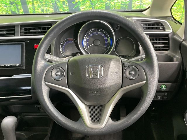 インテリアに合わせたデザインのステアリングは、運転される方のことも考え、運転しやすい形状、大きさです。是非一度、実際に触ってお確かめください。