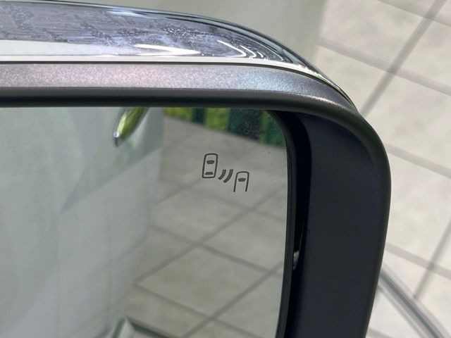 【ブラインドスポットワーニング】走行中、ドアミラーの死角になりやすい箇所に後続車が接近するとサイドミラー付近に警告を表示、ドライバーに注意喚起をしてくれます。