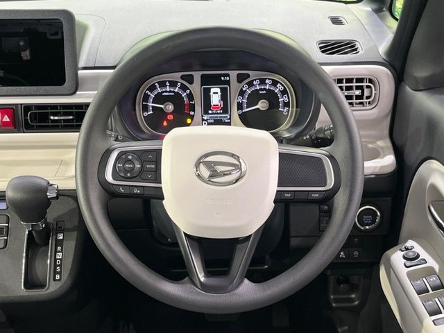 �C���e���A�ɍ��킹���f�U�C���̃X�e�A�����O�́A�^�]�������̂��Ƃ��l���A�^�]���₷���`��A�傫���ł��B�����x�A���ۂɐG���Ă��m���߂��������B