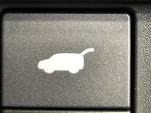 【ハンズフリーパワーバックドア】リアバンパー下部に足先を出し入れするだけでバックドアが自動で開閉♪両手が荷物でふさがっている時でもラクラク開閉操作が行えます!