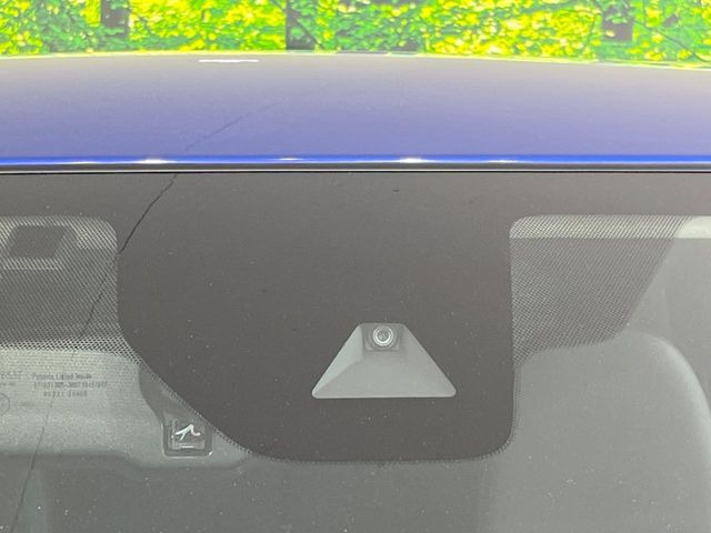 【三菱e-Assist】走行中に前方の車両等を認識し、衝突しそうな時は警報とブレーキで衝突回避と被害軽減をアシスト。より安全にドライブをお楽しみいただけます。