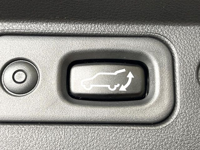 【パワーバックドア】スマートキーや運転席のボタンを押すだけでリアゲートが自動で開閉します!荷物を持っている時や、高い位置にあるバックドアを閉める際に便利な機能です♪