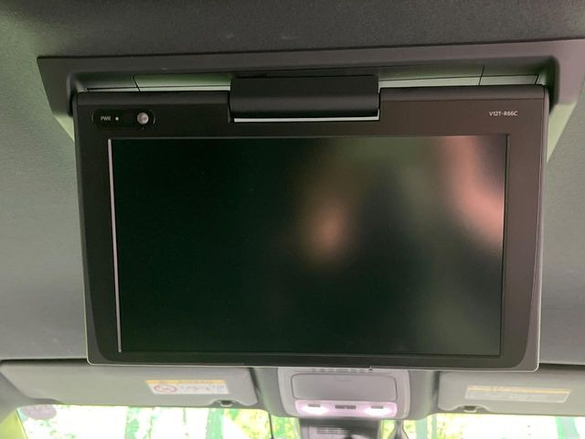 【フリップダウンモニター】大画面モニターで後席でもエンタメをお楽しみいただけます。小さなお子様にも大人気の装備です♪