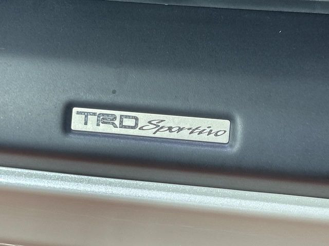 【TRDエアロ】人気のTRDエアロを装備!クルマの外観がよりスタイリッシュになり、街中で存在感あふれる1台に♪将来買い替える時にもリセールに影響しやすく、価値ある人気の装備です!