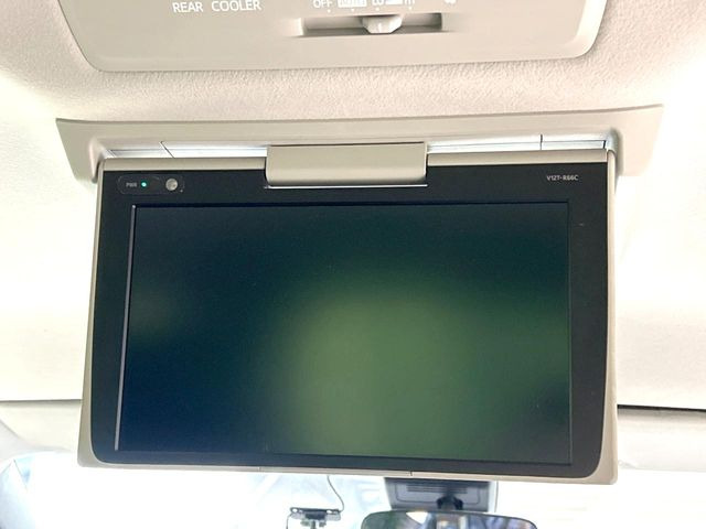 【12型フリップダウンモニター】大画面モニターで後席でもエンタメをお楽しみいただけます。小さなお子様にも大人気の装備です♪