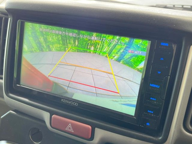 【バックカメラ】駐車時に後方がリアルタイム映像で確認できます。大型商業施設や立体駐車場での駐車時や、夜間のバック時に大活躍!運転スキルに関わらず、今や必須となった装備のひとつです!