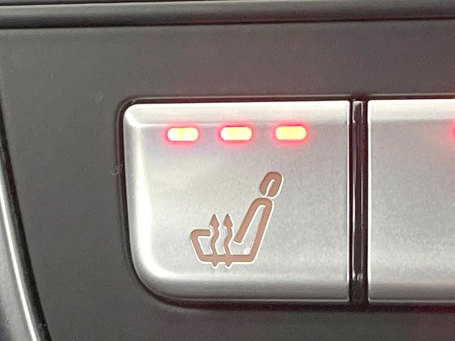 ●フロントシートヒーティング:運転席・助手席共に三段階で調節が可能なシートヒーターを装備しております。季節を問わず快適にご使用いただけます。