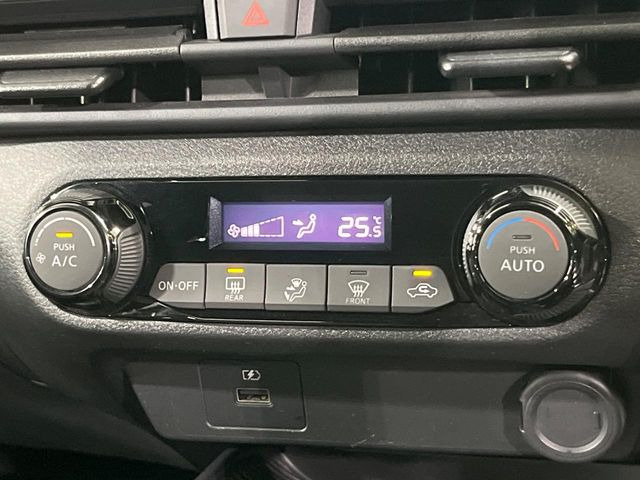 【オートエアコン】一度お好みの温度に設定すれば、車内の温度を検知し風量や温度を自動で調整。暑い&hellip;寒い&hellip;と何度もスイッチ操作をする必要はありません。快適な車内空間には必須の機能ですね♪