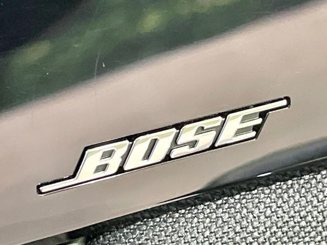 【BOSEサウンドシステム】メーカーオプションの高品位サウンドシステムを搭載。専用のチューニングが施された大小様々なスピーカーから良質なサウンドが奏でられ、臨場感あふれる音響空間を演出します。