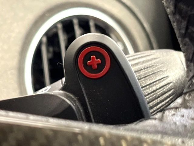 ●ステアリングパドルシフト:クイックなシフト操作が可能!レスポンスが高く、あなたのギア変速にしっかりとついてきてくれます!お車と一体となれる装備です。