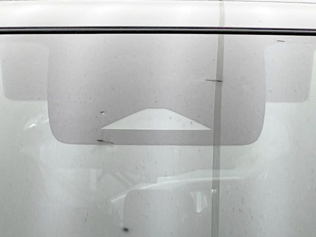 【エマージェンシーブレーキ】走行中に前方の車両等を認識し、衝突しそうな時は警報とブレーキで衝突回避と被害軽減をアシスト。より安全にドライブをお楽しみいただけます。