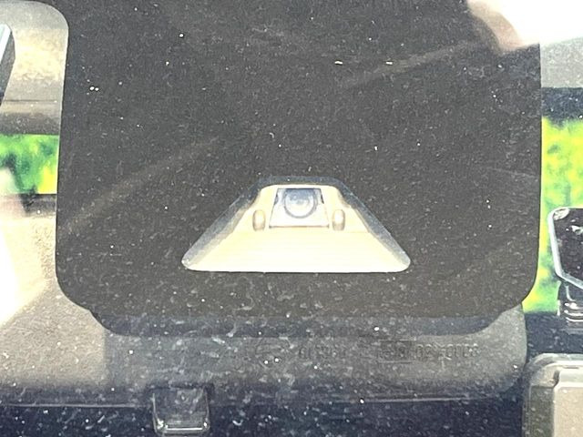 【スマートアシスト】走行中に前方の車両等を認識し、衝突しそうな時は警報とブレーキで衝突回避と被害軽減をアシスト。より安全にドライブをお楽しみいただけます。