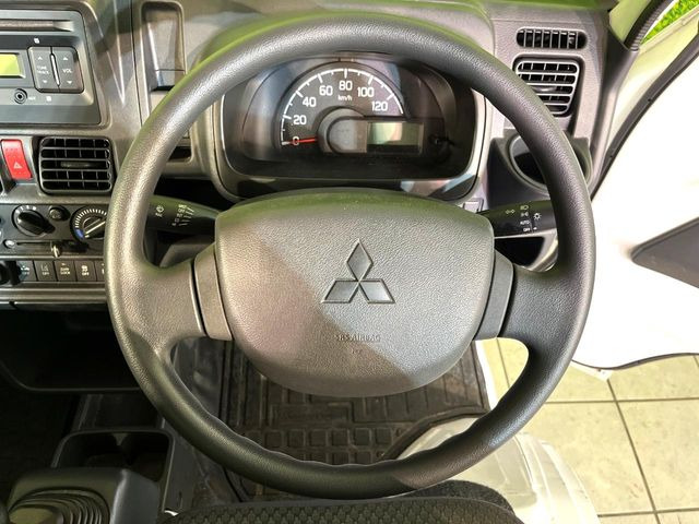 インテリアに合わせたデザインのステアリングは、運転される方のことも考え、運転しやすい形状、大きさです。是非一度、実際に触ってお確かめください。