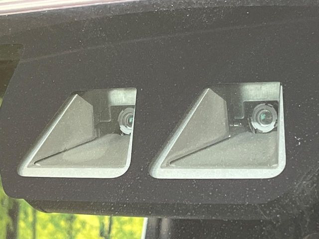 【スマートアシスト】走行中に前方の車両等を認識し、衝突しそうな時は警報とブレーキで衝突回避と被害軽減をアシスト。より安全にドライブをお楽しみいただけます。