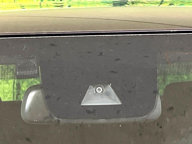 【ホンダセンシング】走行中に前方の車両等を認識し、衝突しそうな時は警報とブレーキで衝突回避と被害軽減をアシスト。より安全にドライブをお楽しみいただけます。