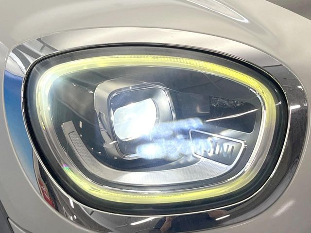 ●LEDヘッドライト:夜間走行時も良好な視界を確保し安心して運転できる高輝度LEDヘッドライトを装備!点灯速度が早く、消費電力も抑えられています。