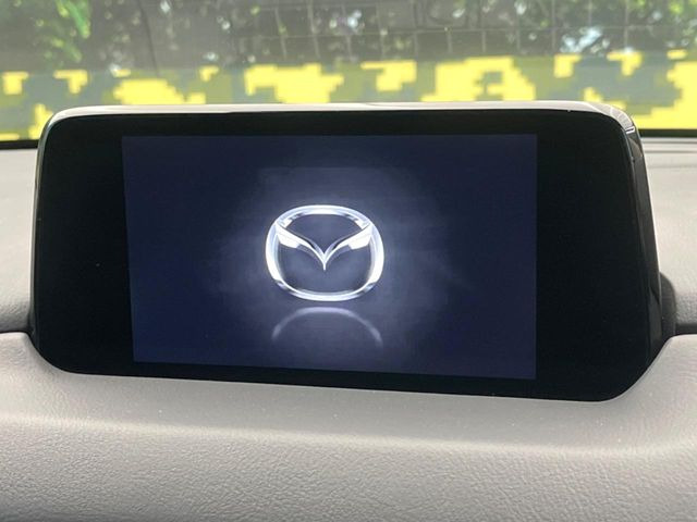 【マツダコネクト】車内の雰囲気にマッチした一体型タイプのディスプレイ。各種車輌設定やBluetooth再生等、様々な機能が楽しめます。専用SDカードのご購入で、ナビ機能も使用出来ます。